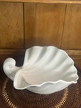 VTG-70’s-Fitz&Floyd, Large White Shell Centerpiece Bowl w/Sculptured Handle